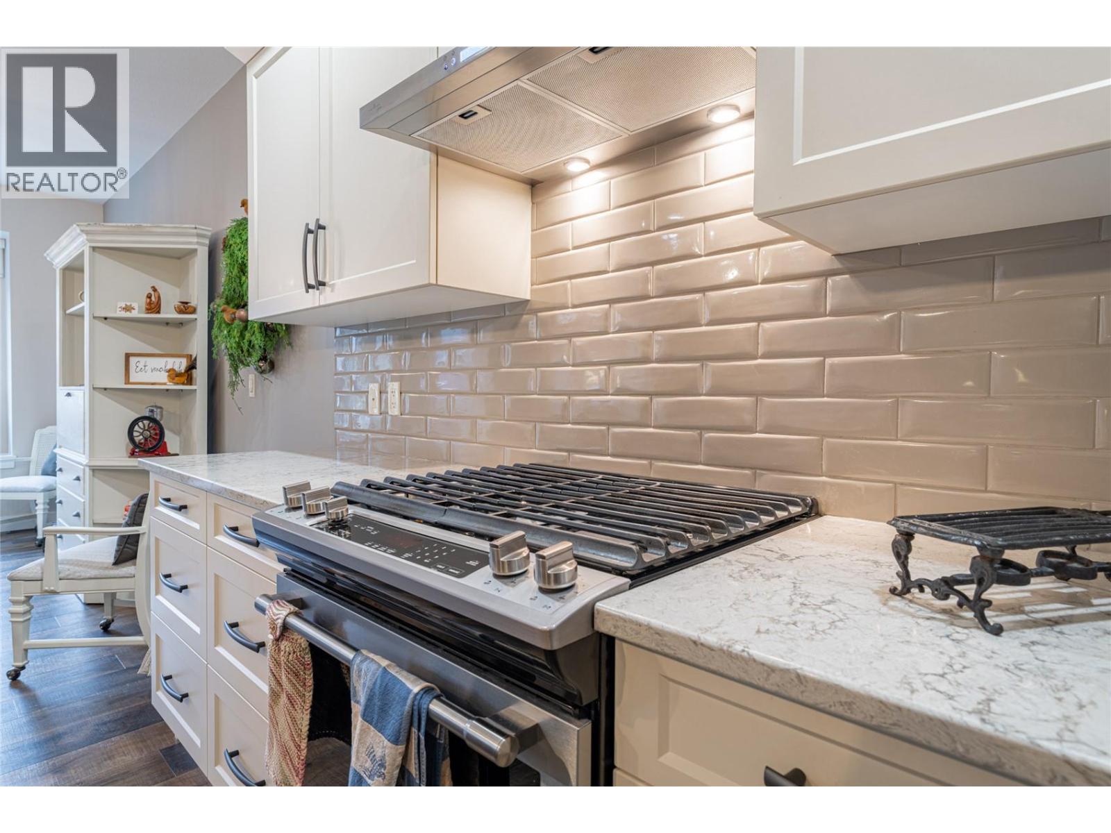 #3 2444 York Avenue - 19