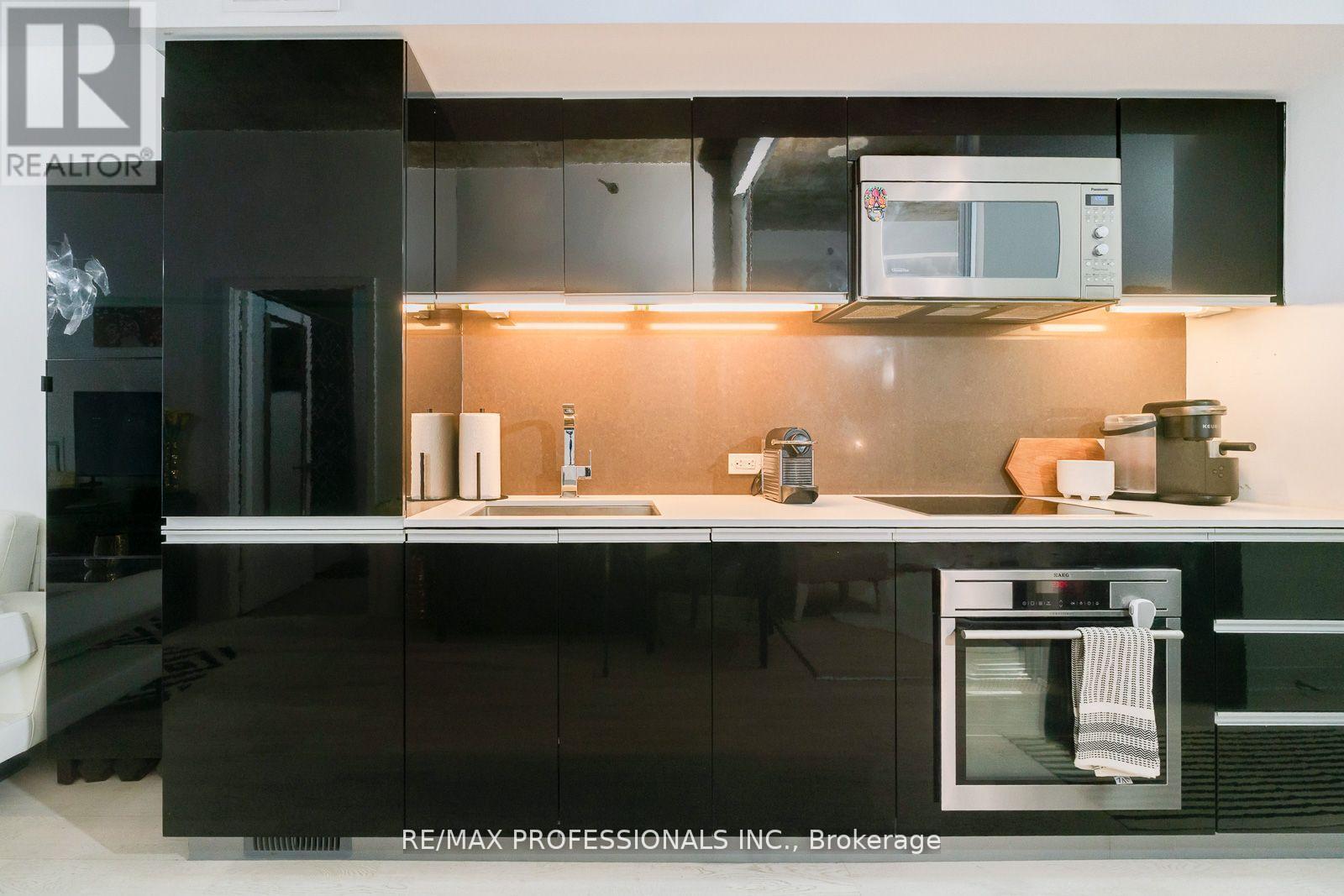 331 - 20 MINOWAN MIIKAN LANE - Photo 2 of 36, Toronto (Little Portugal), Ontario