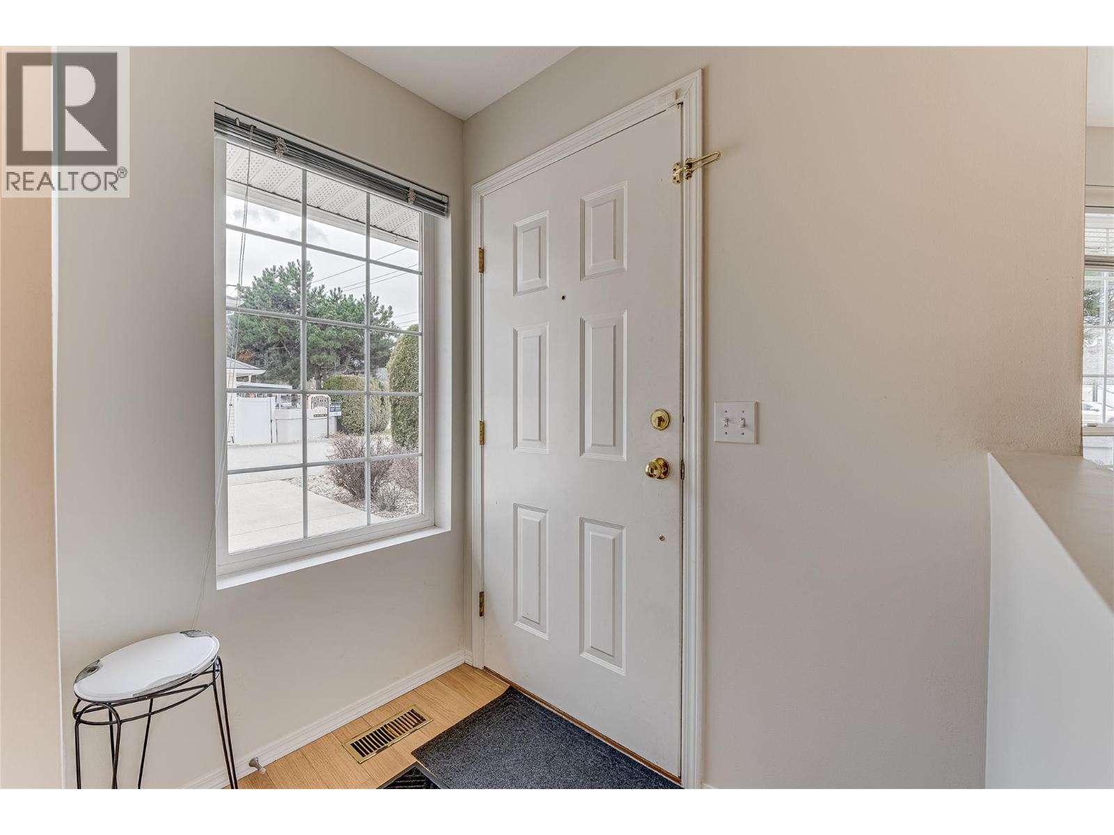 #101 870 10 Street SW - 4