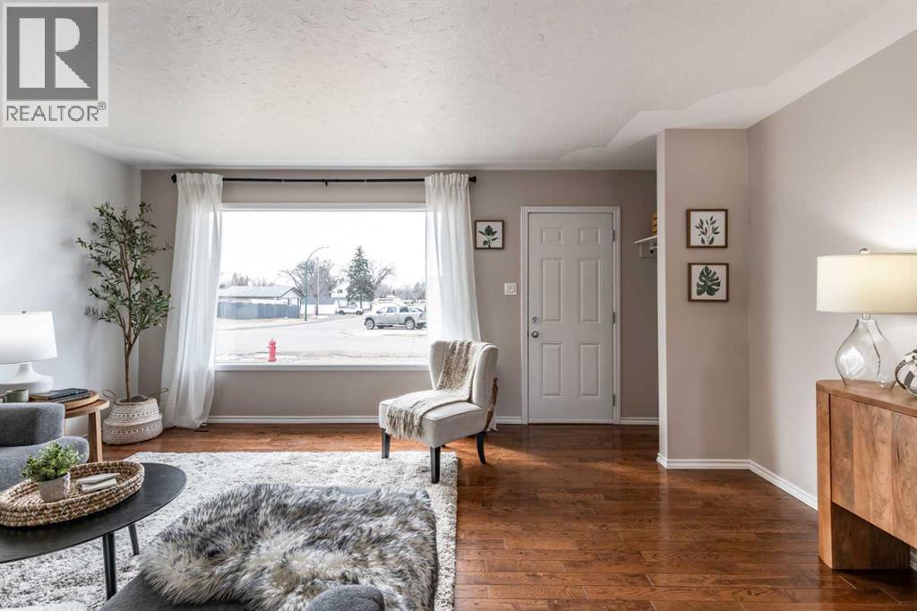 121 6 Street SE - Photo 5 of 41, Redcliff, Alberta