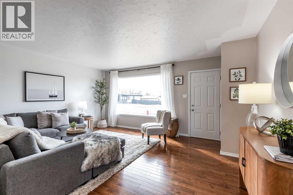 121 6 Street SE - Photo 4 of 41, Redcliff, Alberta