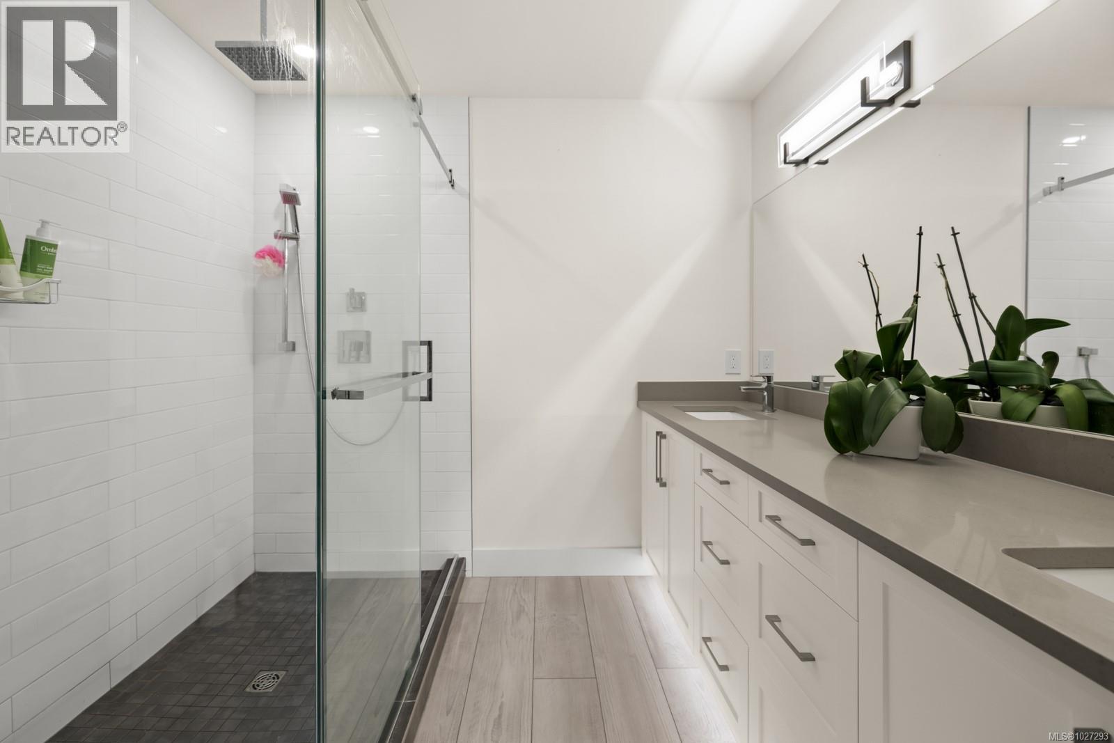 #201 2045 COUNTRY CLUB WAY - 18