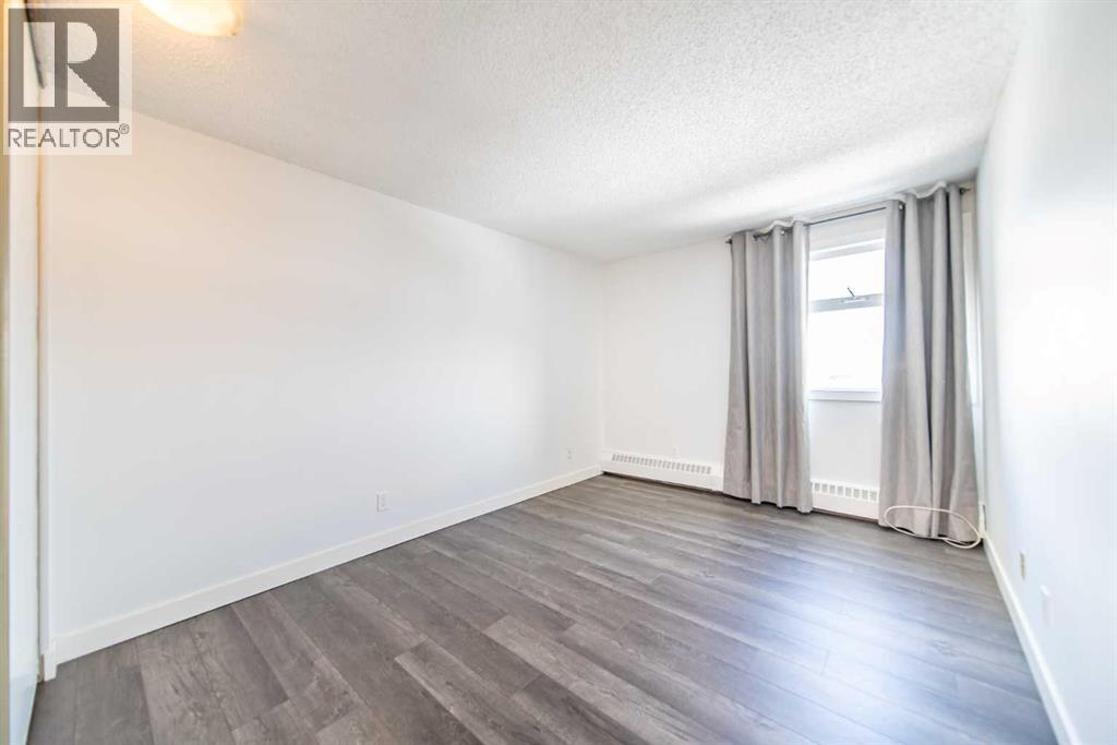 Single Family House for Sale in    Avenue NW Bowness Calgary 