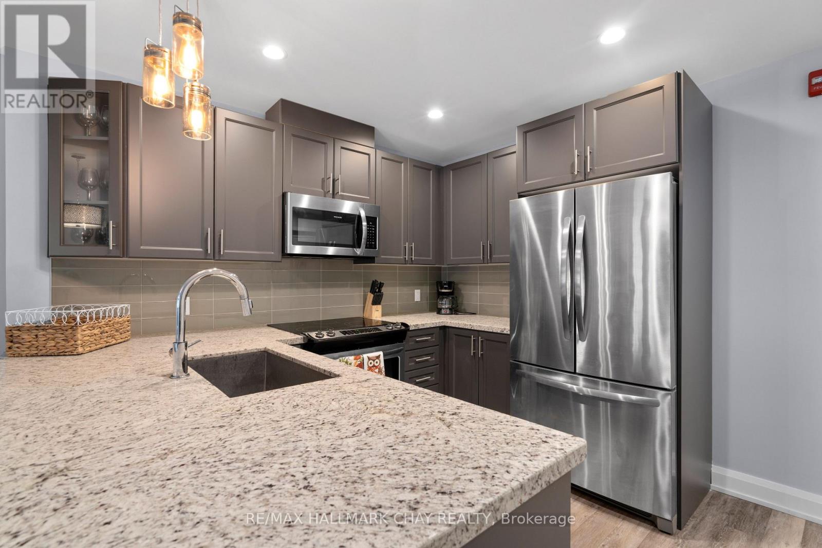 ##G01 80 HORSESHOE BOULEVARD - 11