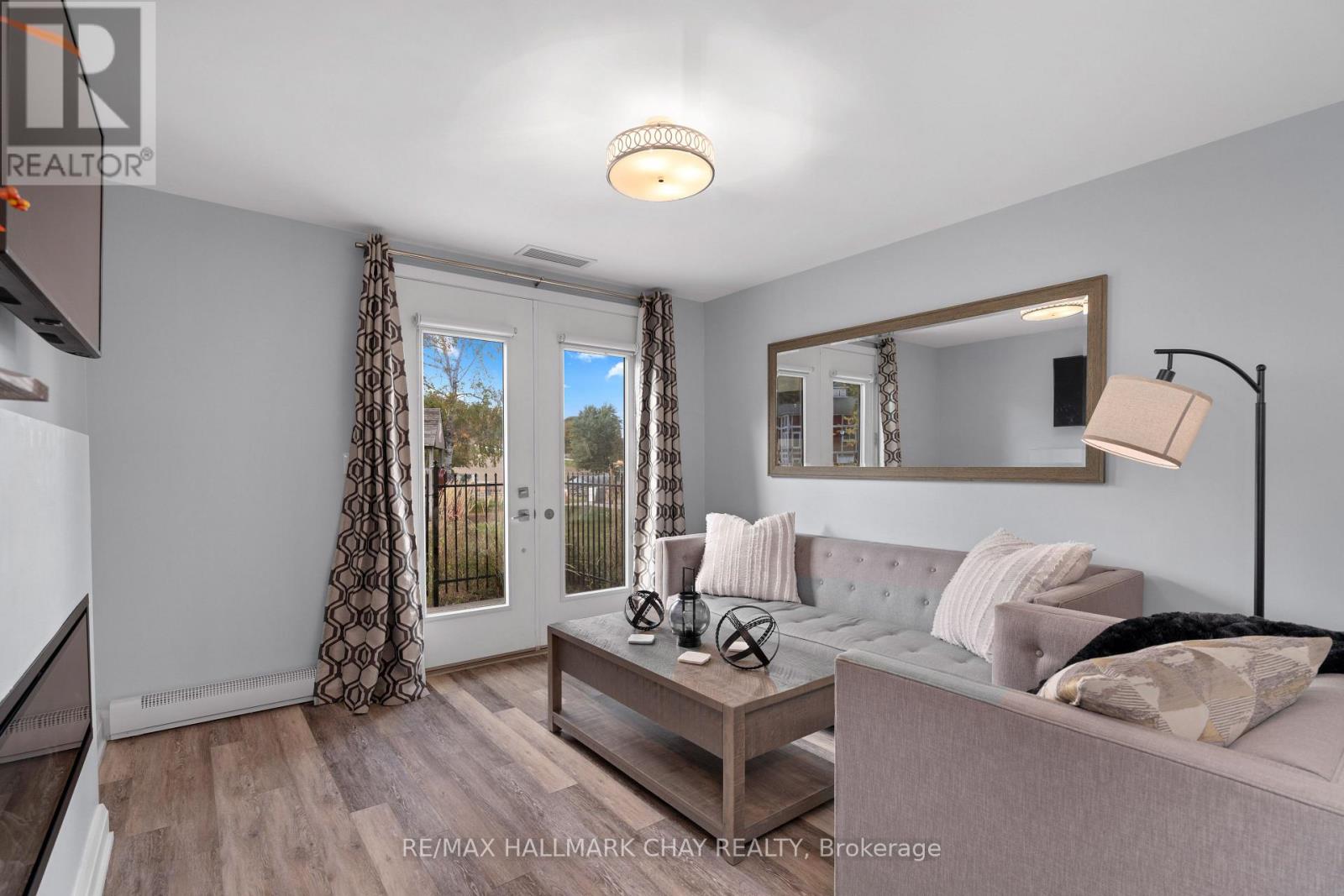 ##G01 80 HORSESHOE BOULEVARD - 16