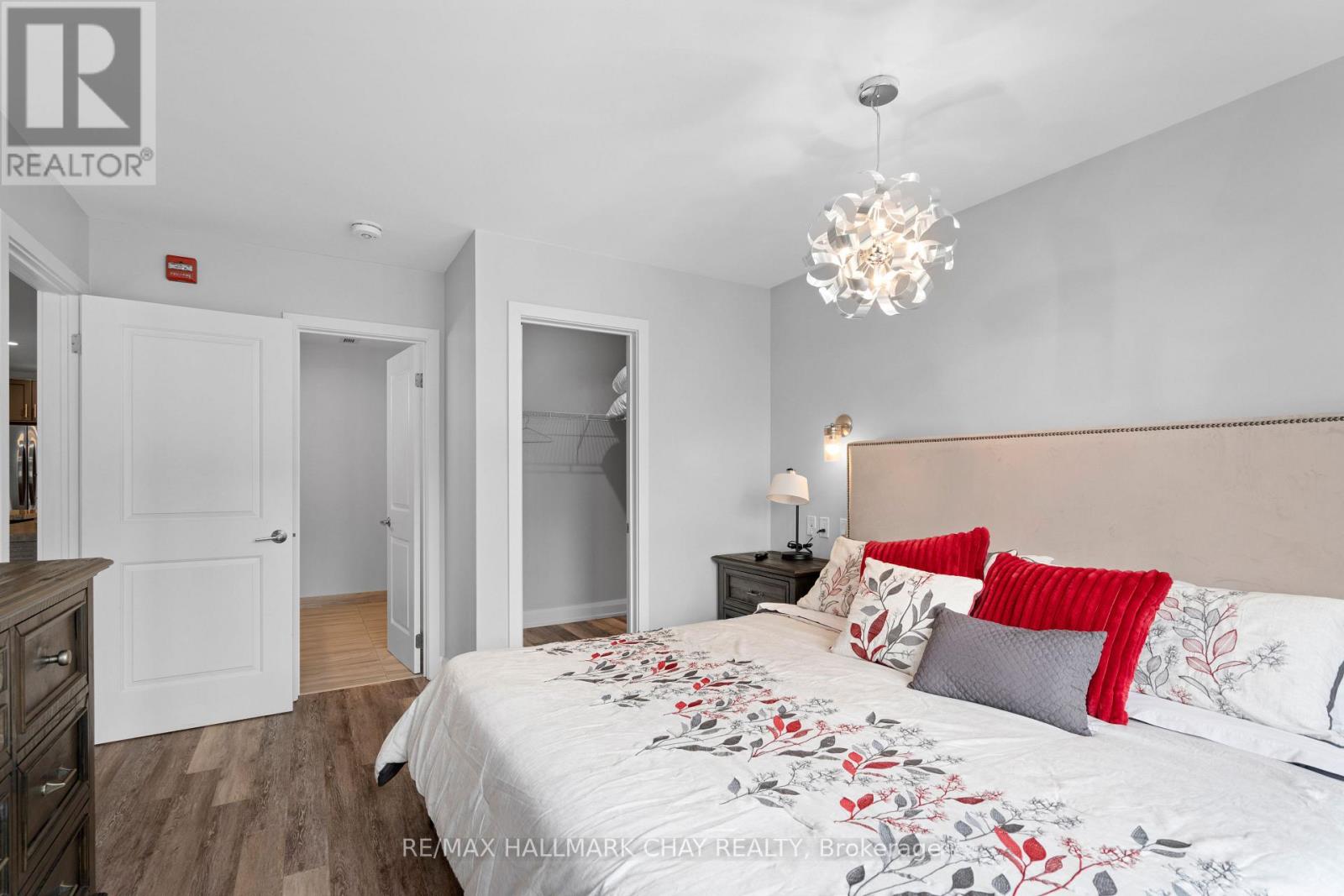 ##G01 80 HORSESHOE BOULEVARD - 20