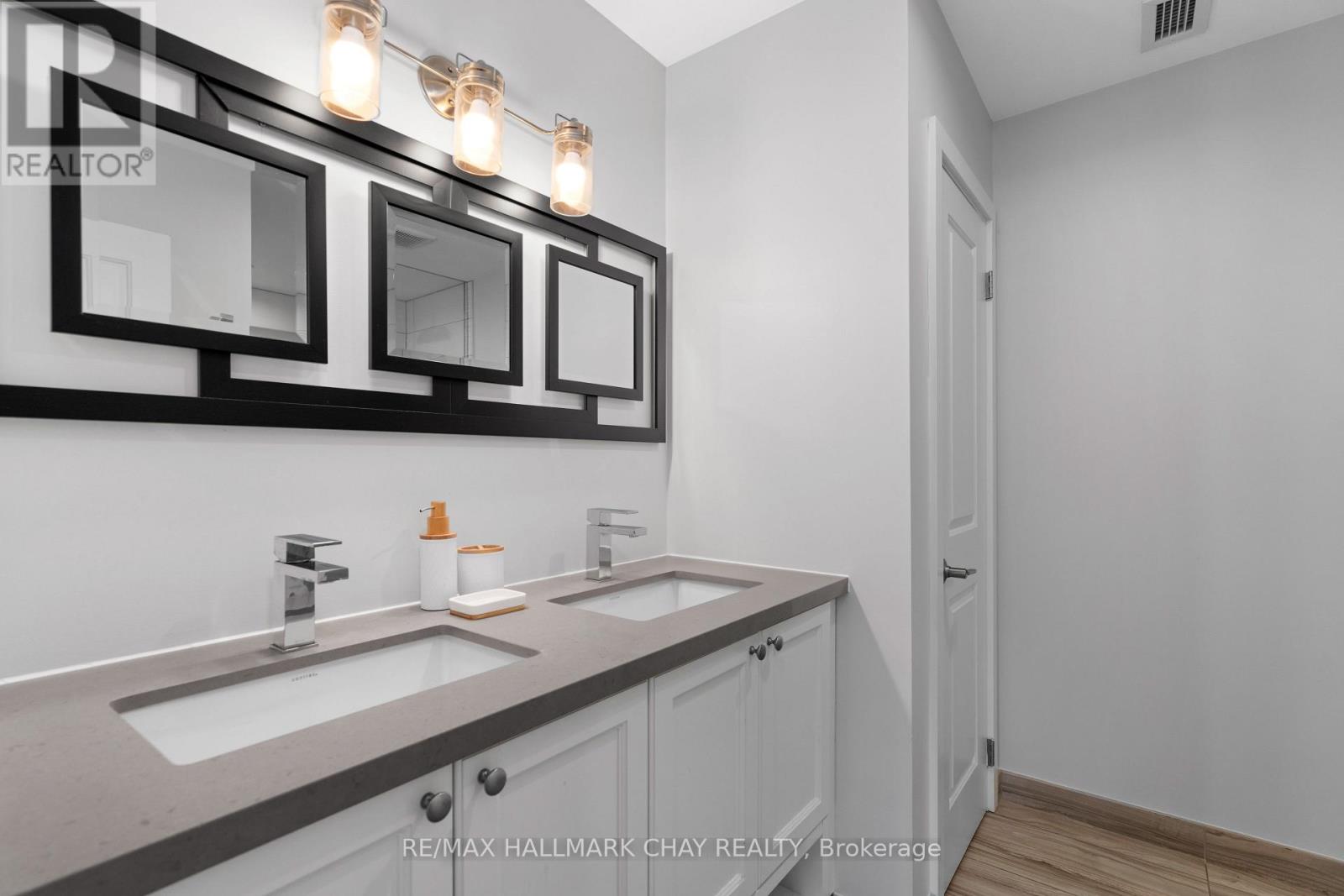 ##G01 80 HORSESHOE BOULEVARD - 21