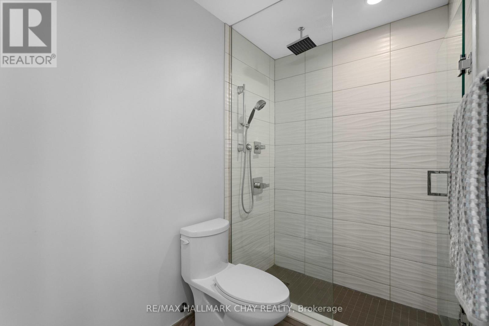 ##G01 80 HORSESHOE BOULEVARD - 22