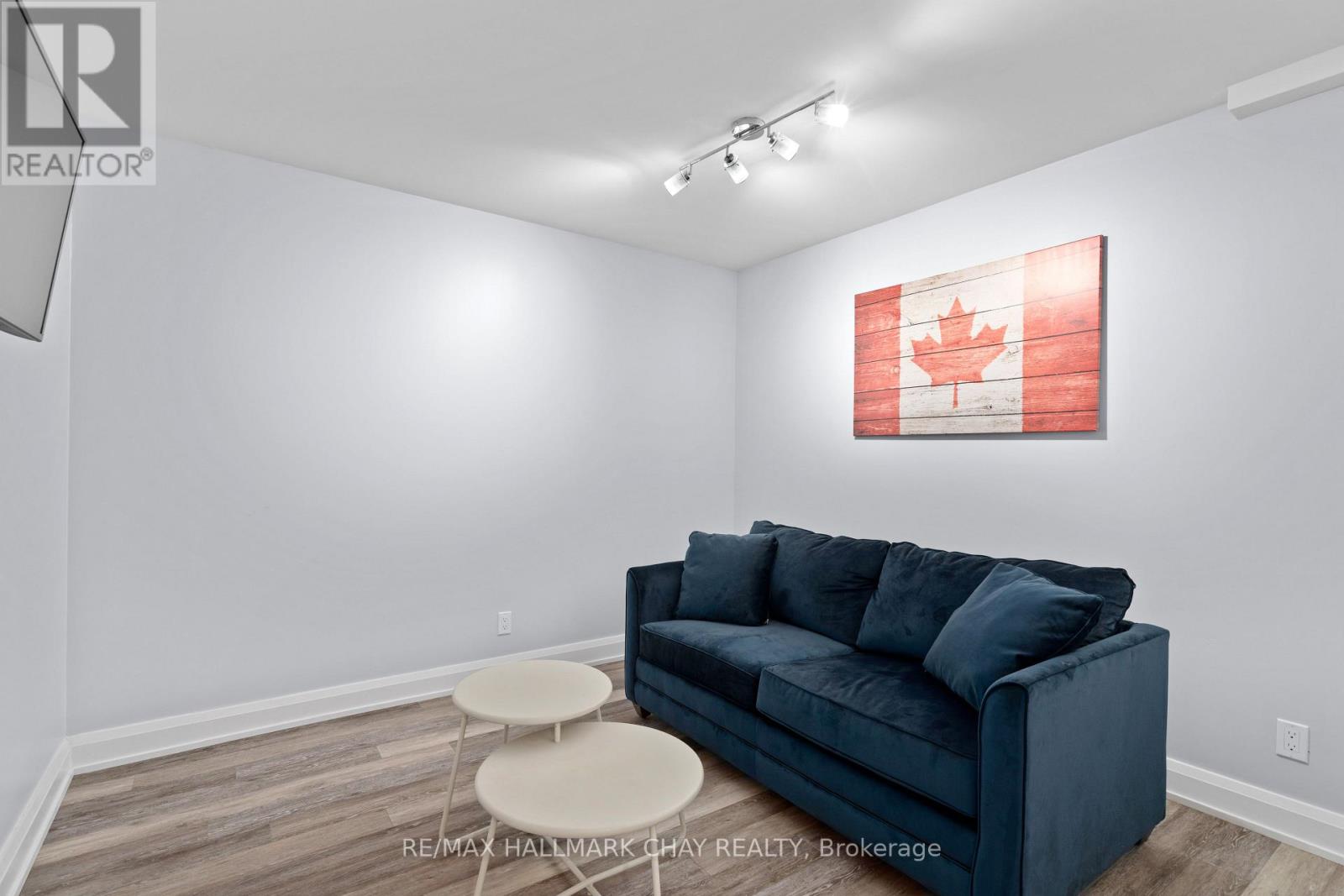 ##G01 80 HORSESHOE BOULEVARD - 23