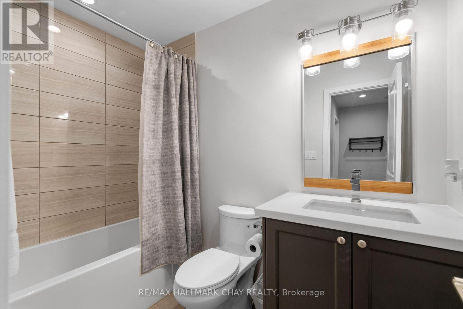 ##G01 80 HORSESHOE BOULEVARD - 24
