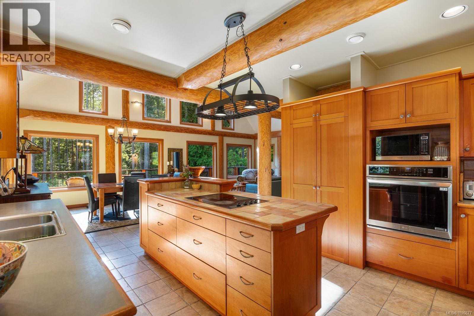 900 Spider Lake Rd, Qualicum Beach