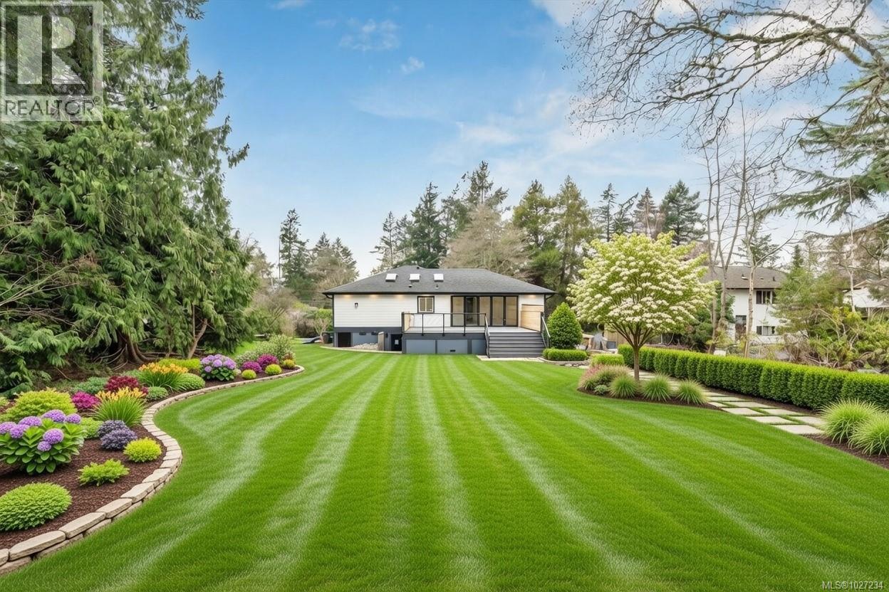  5281 Santa Clara Avenue, Saanich