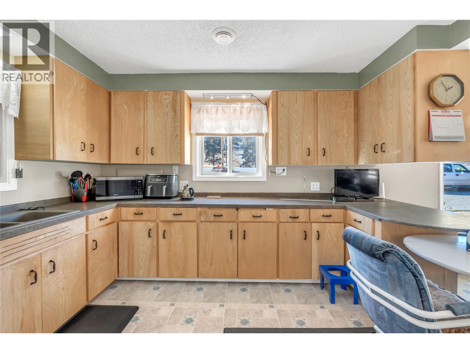 5615 Simpson Road, Summerland