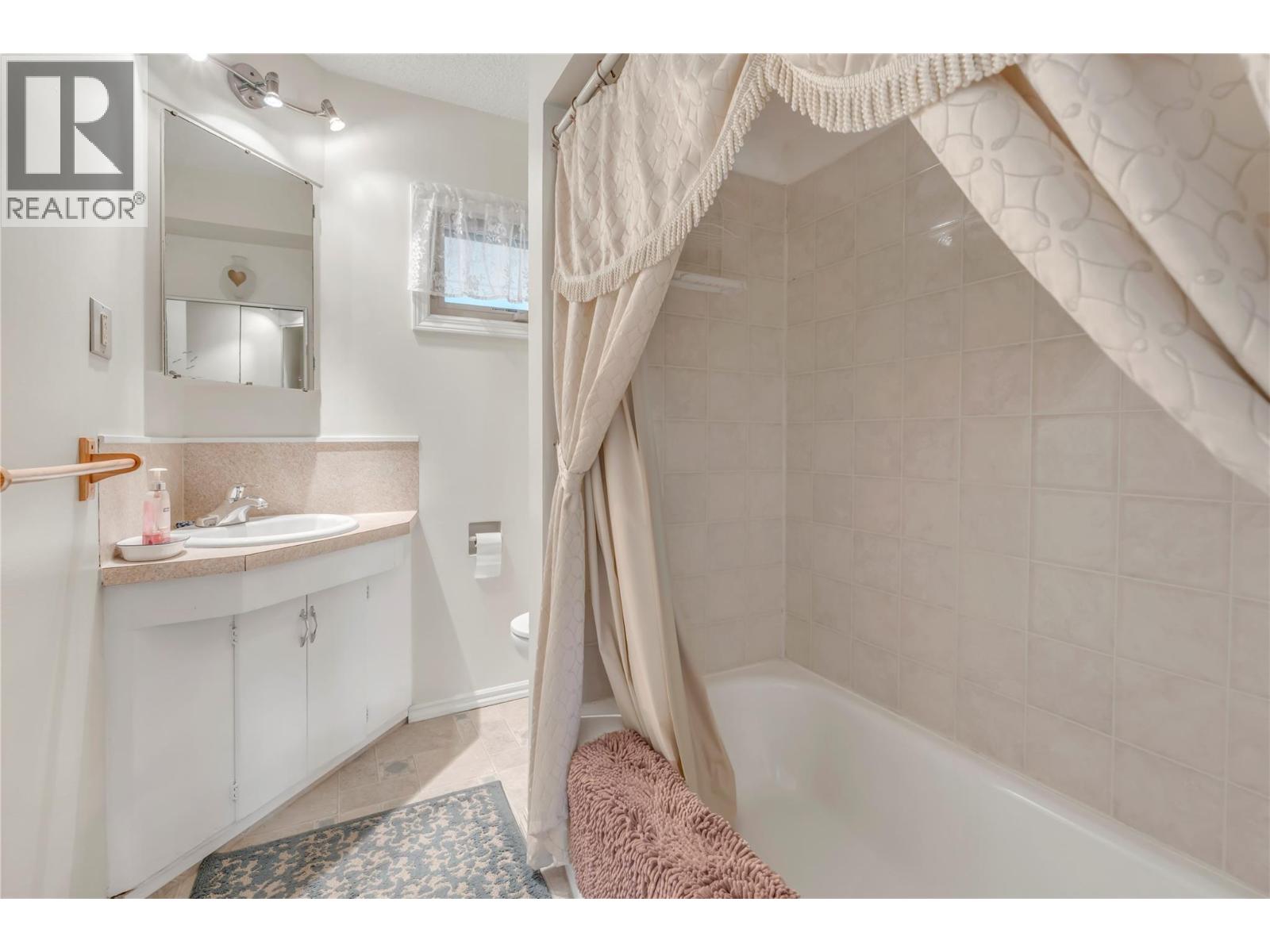 5615 Simpson Road, Summerland