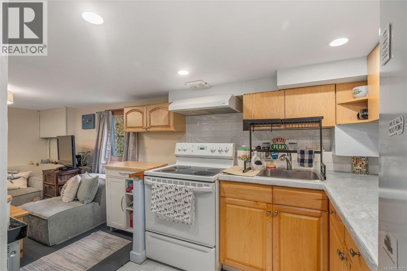  3107 Balfour Avenue, Victoria