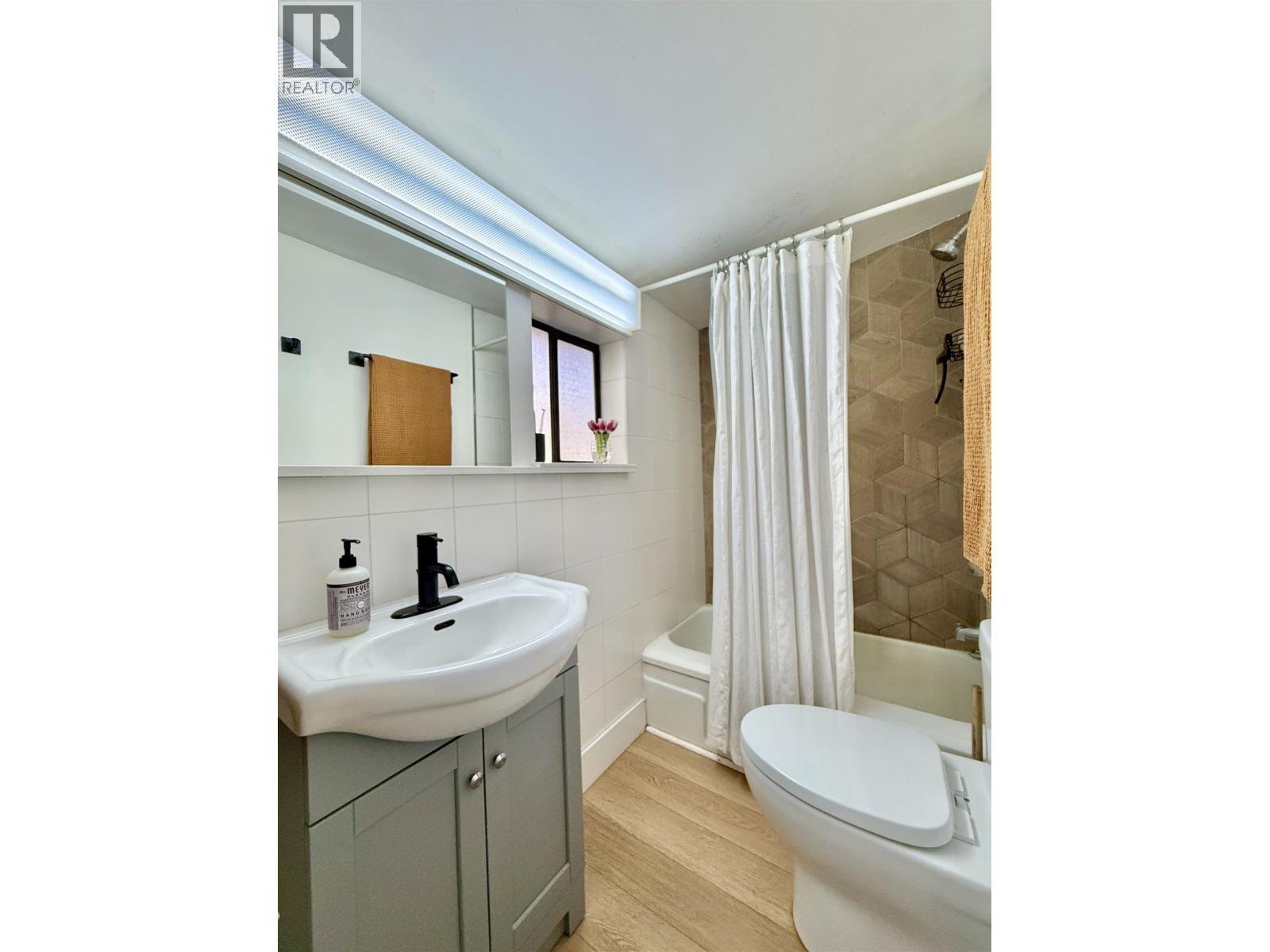 609 GLEN ROAD, Gibsons