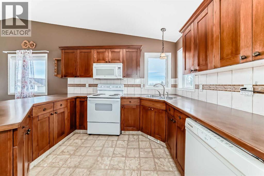 4408 46th Avenue - Photo 3 of 40, Innisfail, Alberta