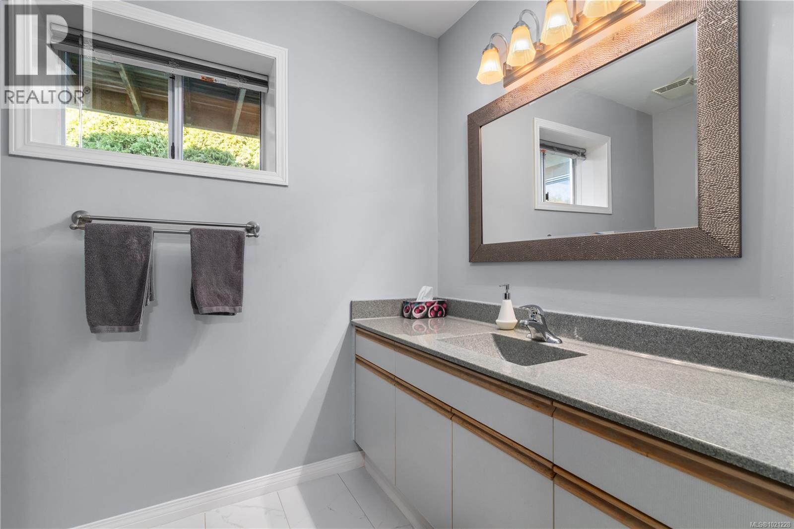 6524 Bella Vista Dr, Central Saanich