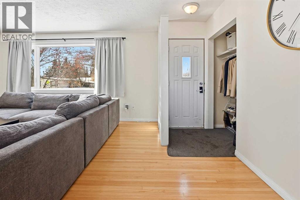 4409 43 Avenue - Photo 3 of 33, Red Deer, Alberta