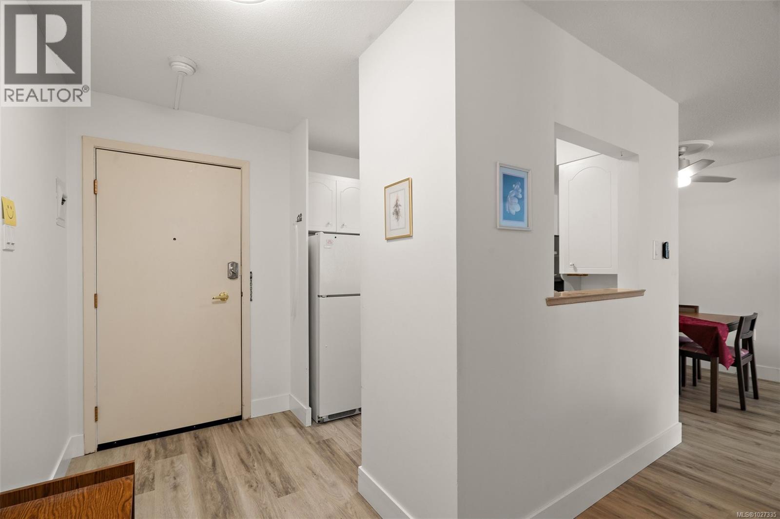 206 2050 White Birch Rd, Sidney