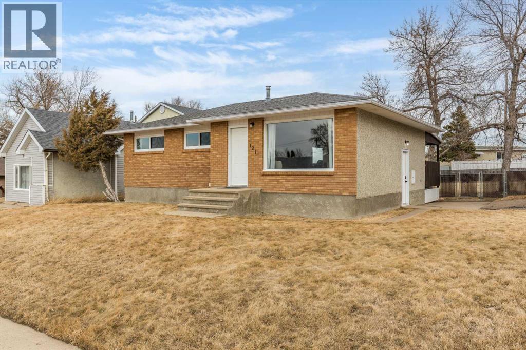 121 6 Street SE - Main photo, Redcliff, Alberta