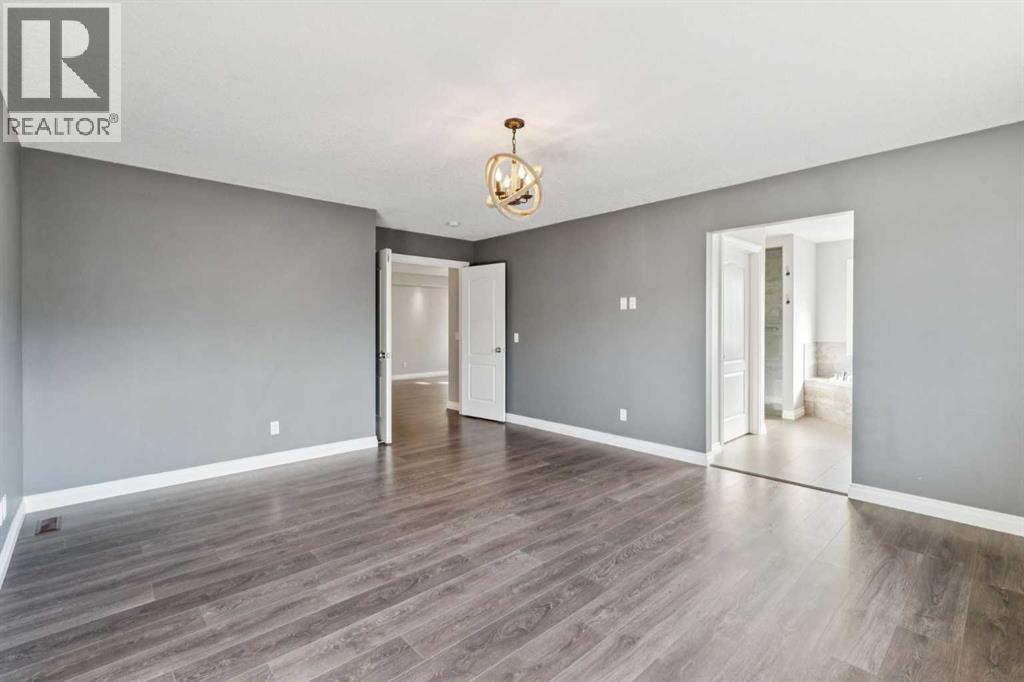 Single Family House for Sale in  Evansglen Drive NW Evanston Calgary 