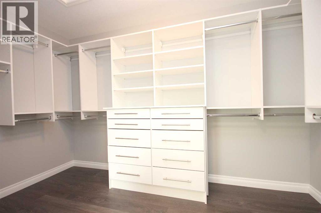 Single Family House for Sale in  Evansglen Drive NW Evanston Calgary 