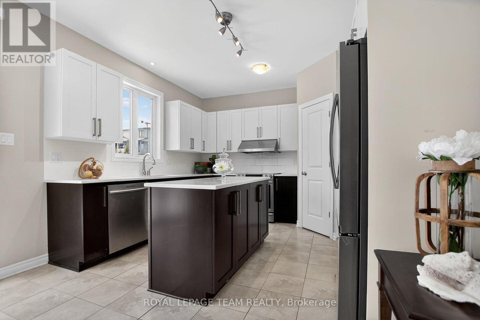379 LANGRELL CRESCENT - 20