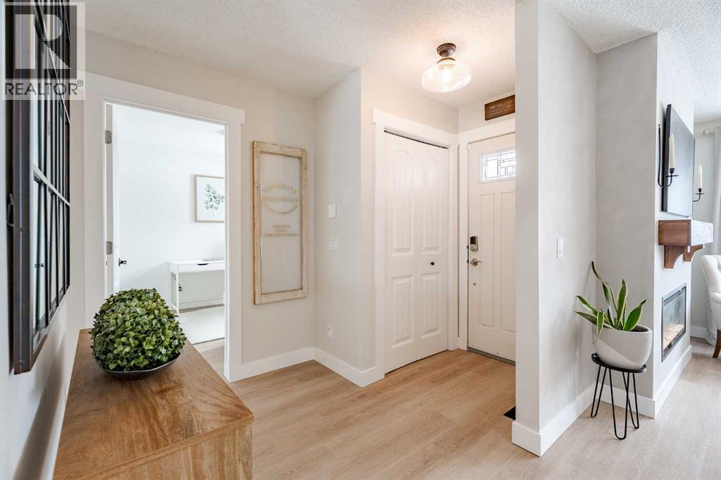 531 Deerpath Court SE - Photo 4 of 32, Calgary, Alberta