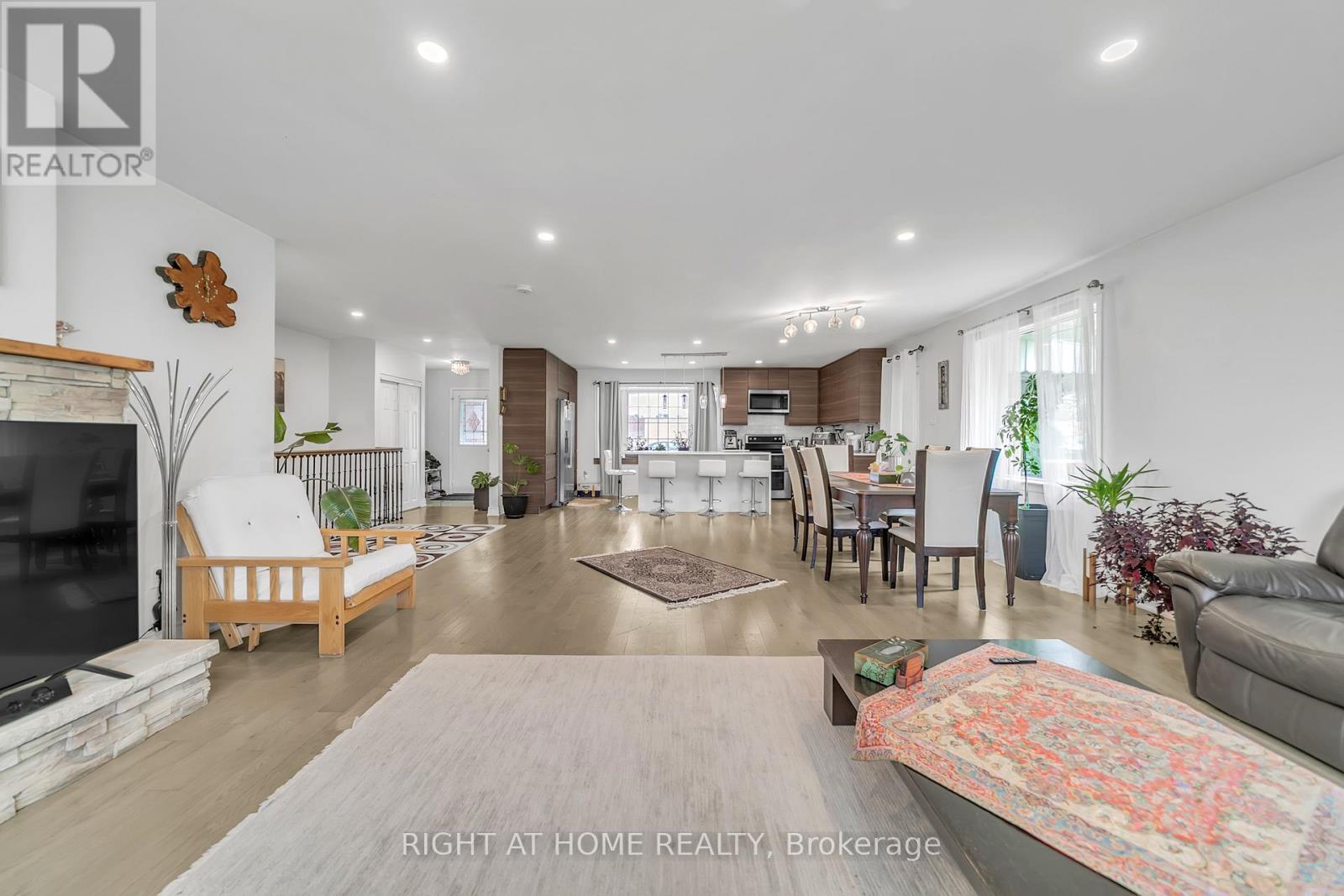 22 HAMILTON DRIVE - 24