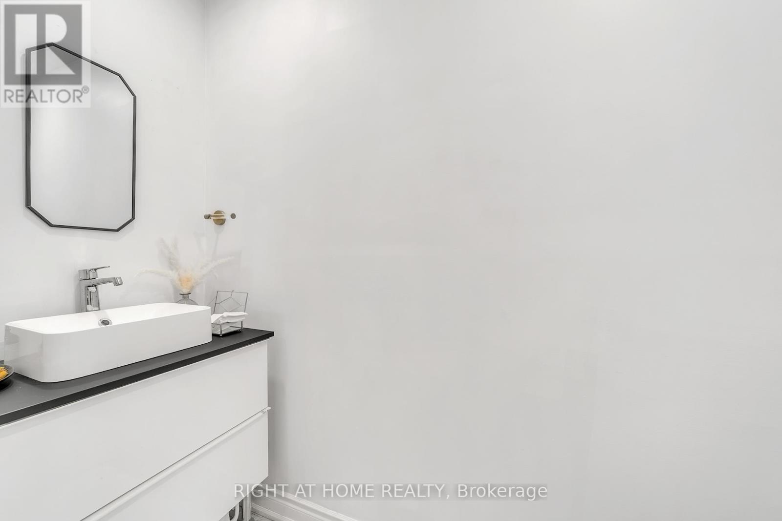 22 HAMILTON DRIVE - 9