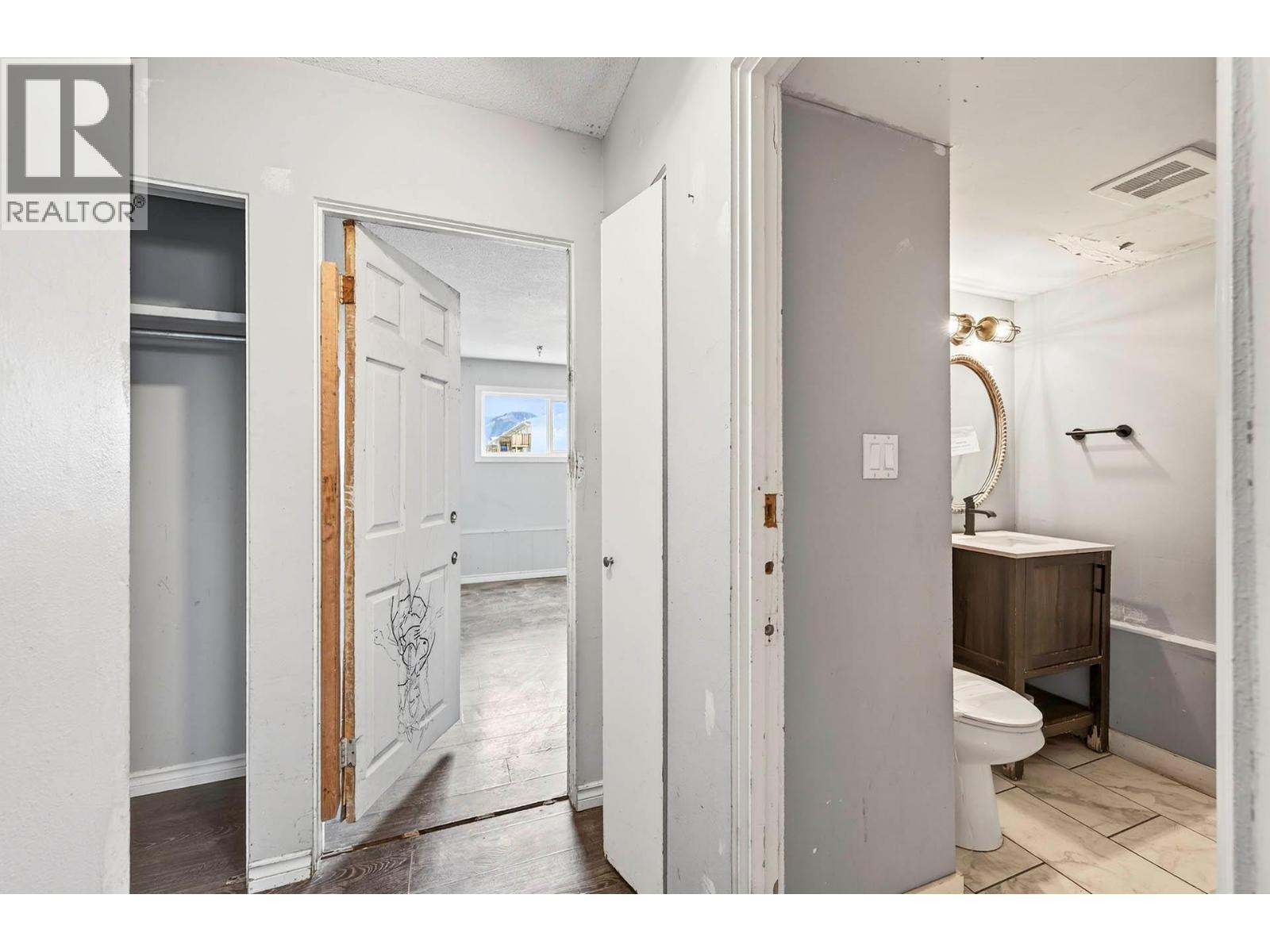 #110 800 VALHALLA DRIVE - 29