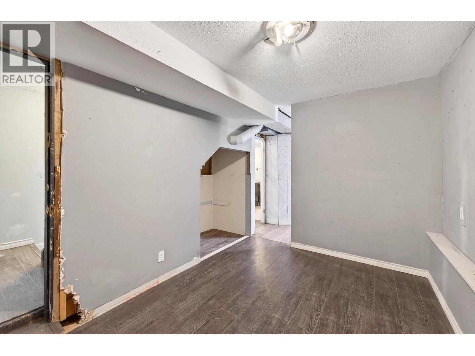 #110 800 VALHALLA DRIVE - 27