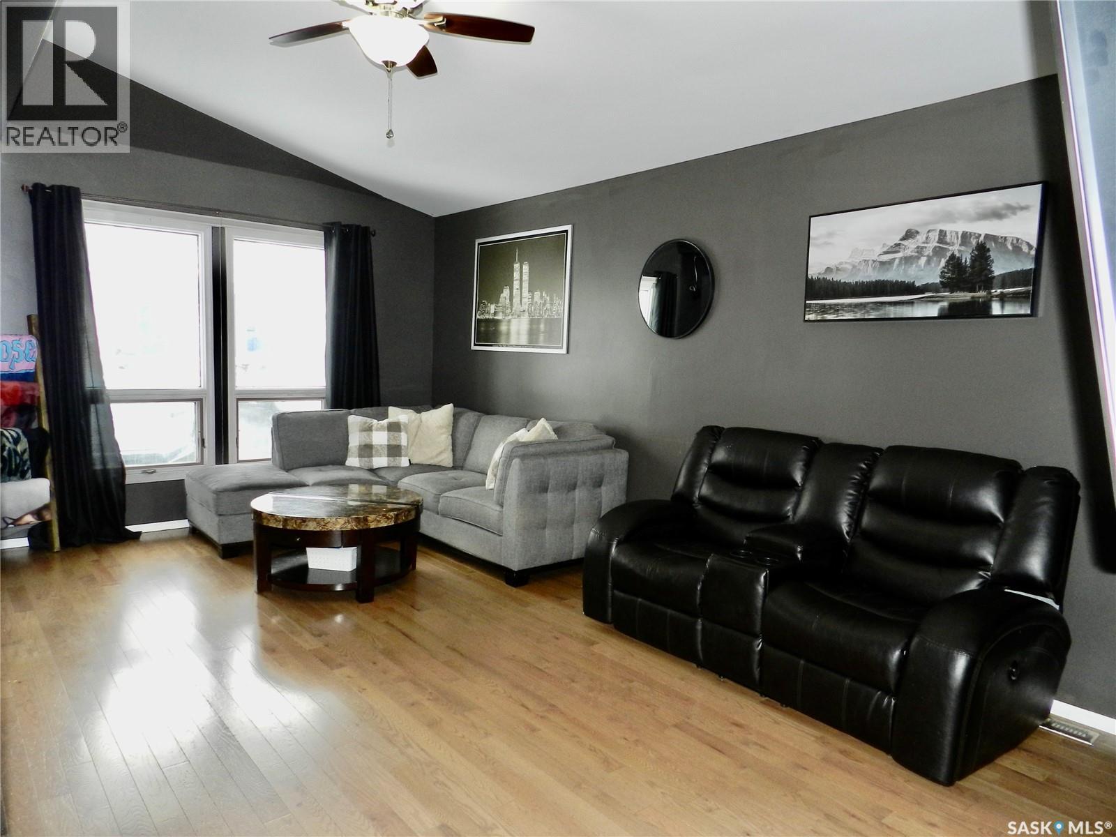 936 Vaughan STREET - Photo 3 of 27, Moose Jaw, Saskatchewan