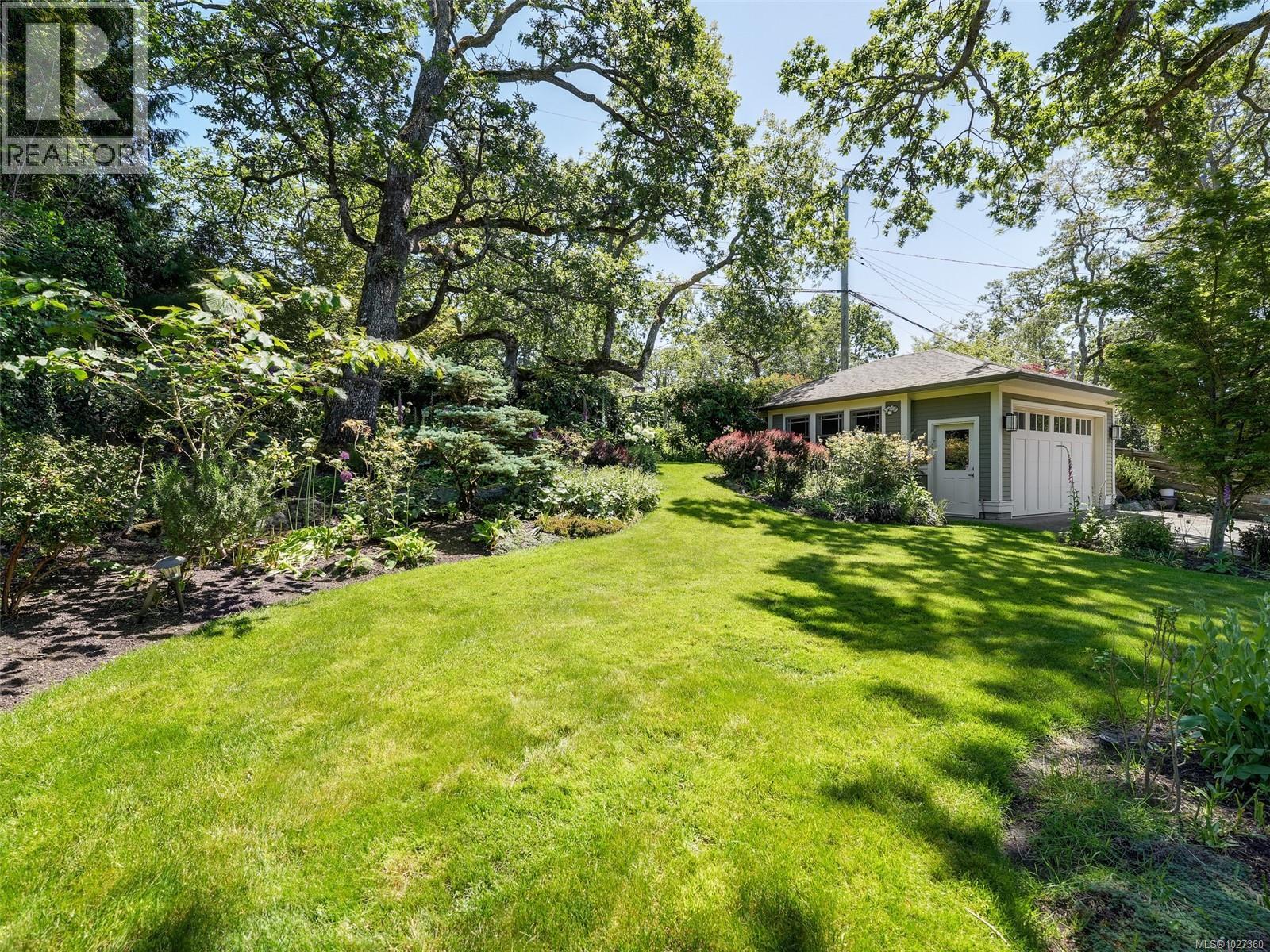  3215 Henderson Road, Oak Bay