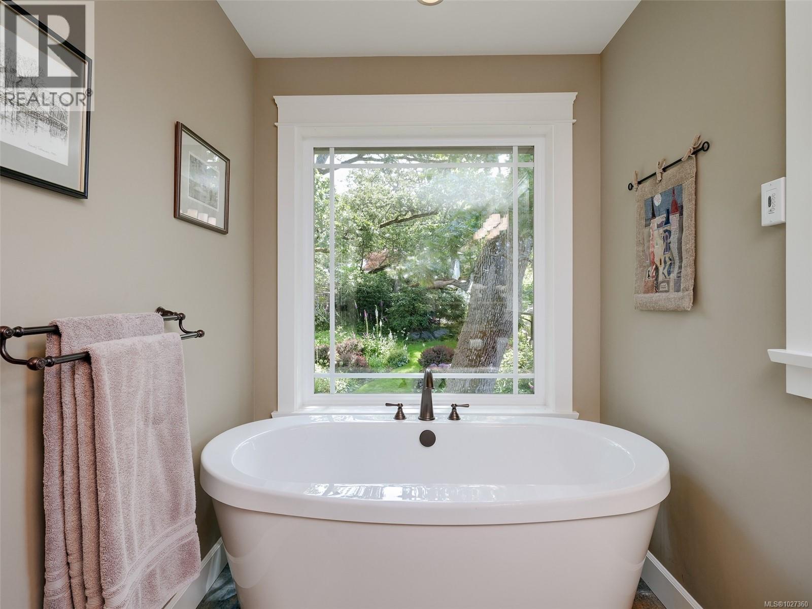  3215 Henderson Road, Oak Bay