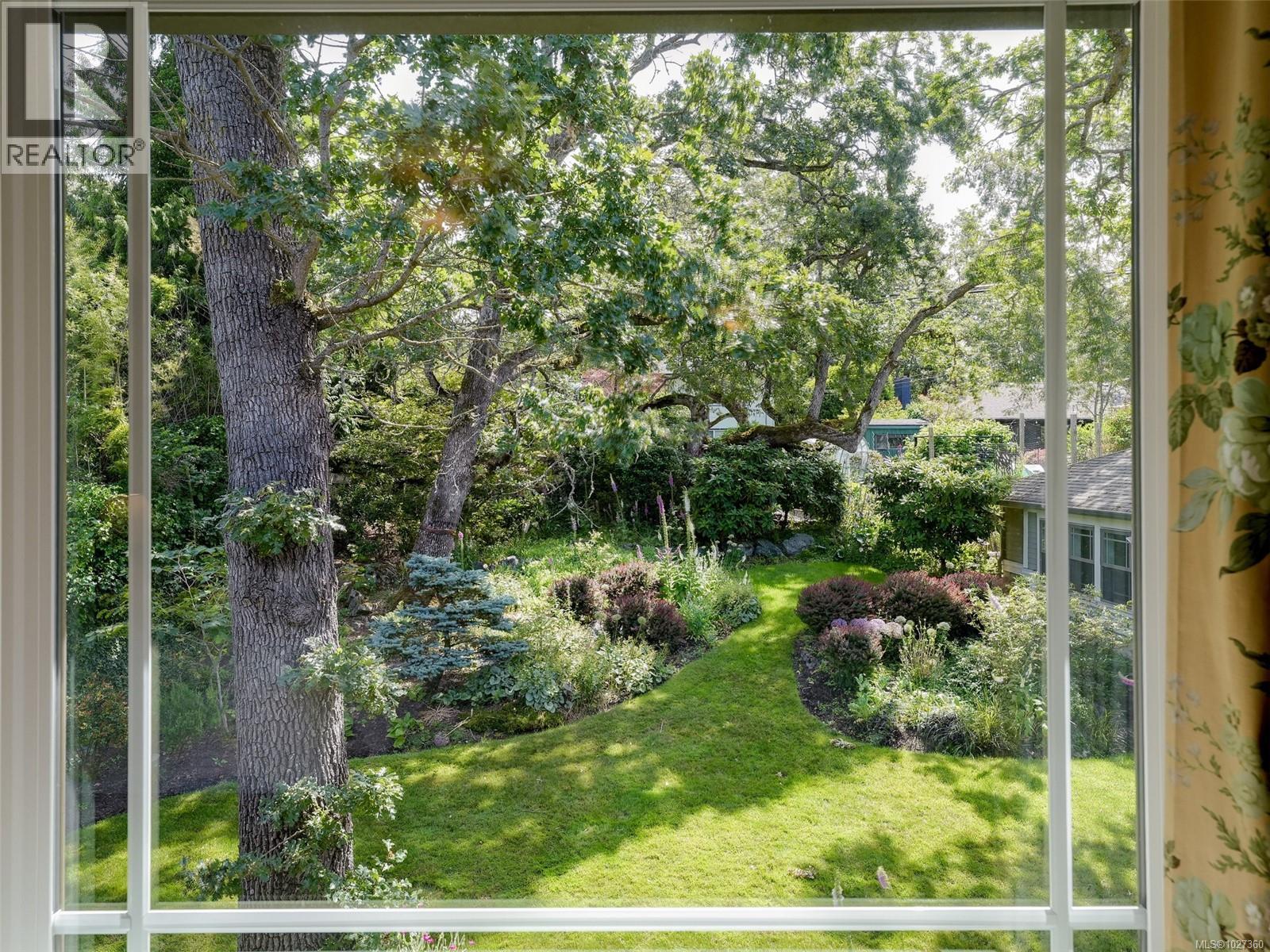  3215 Henderson Road, Oak Bay