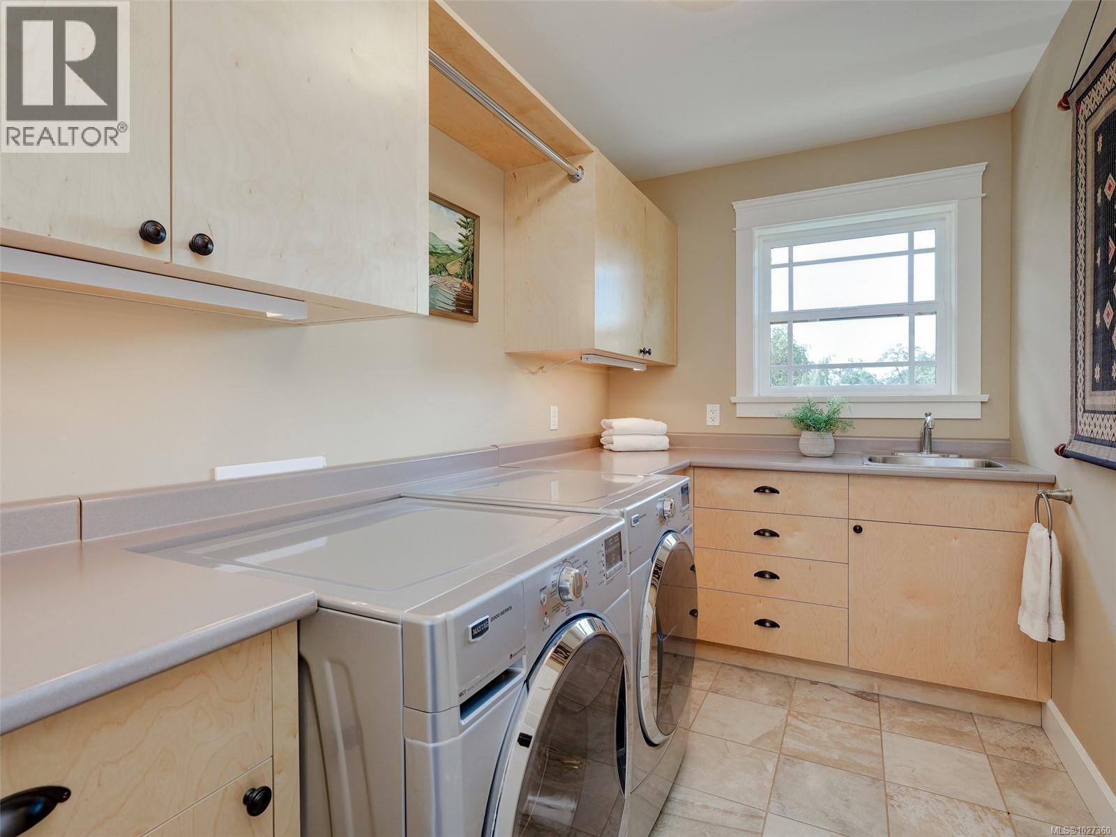  3215 Henderson Road, Oak Bay