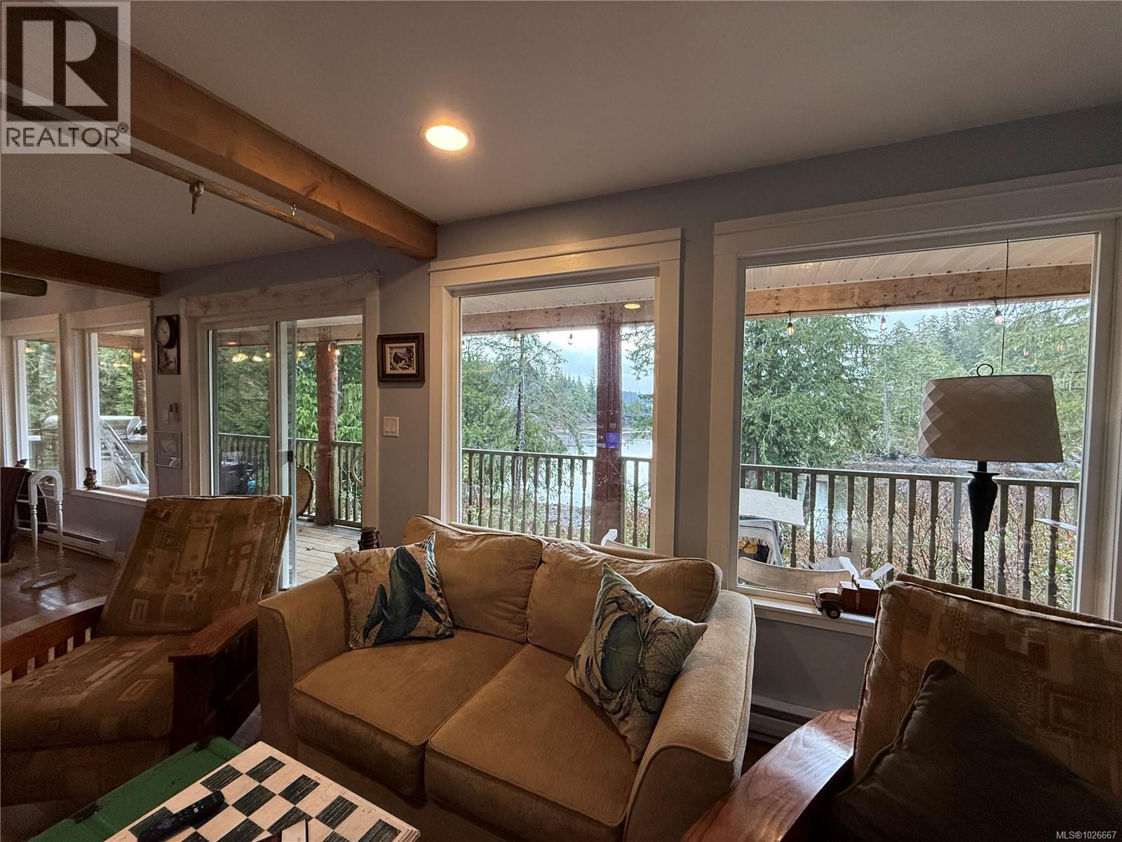 435 Quatsino Rd - 13