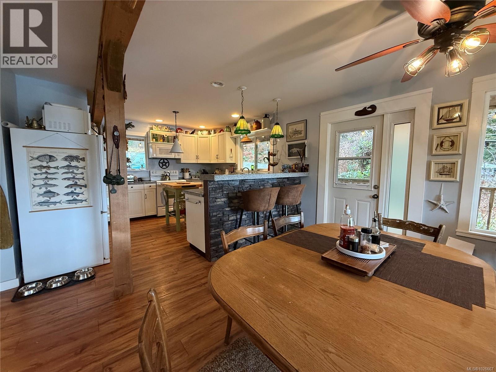 435 Quatsino Rd - 9