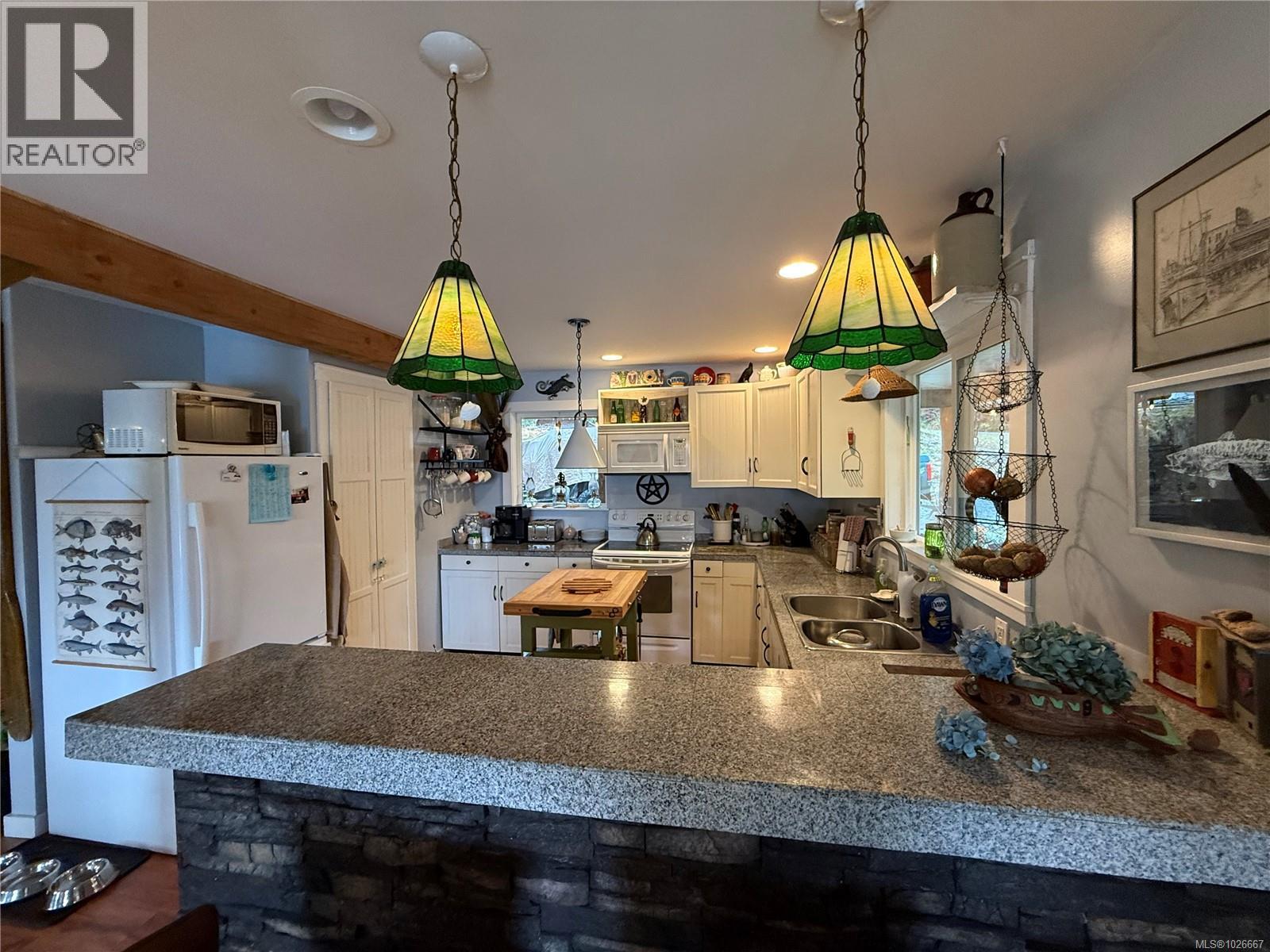 435 Quatsino Rd - 7