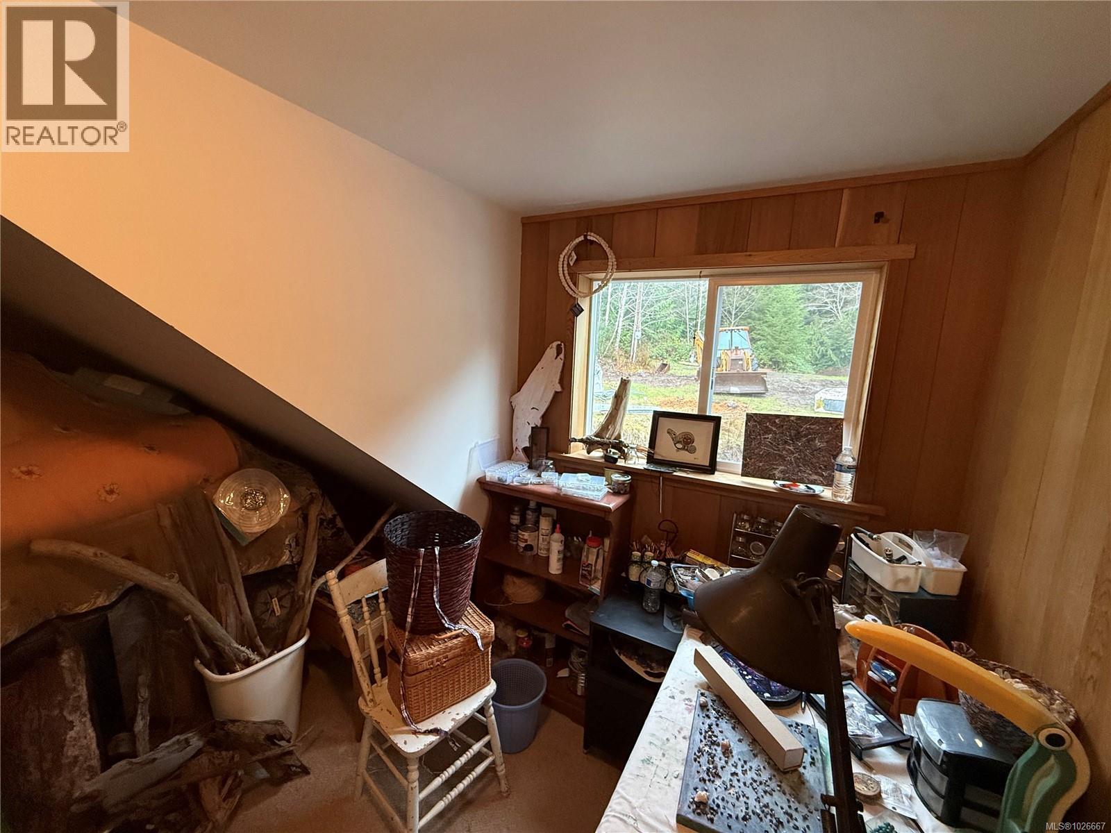 435 Quatsino Rd - 18