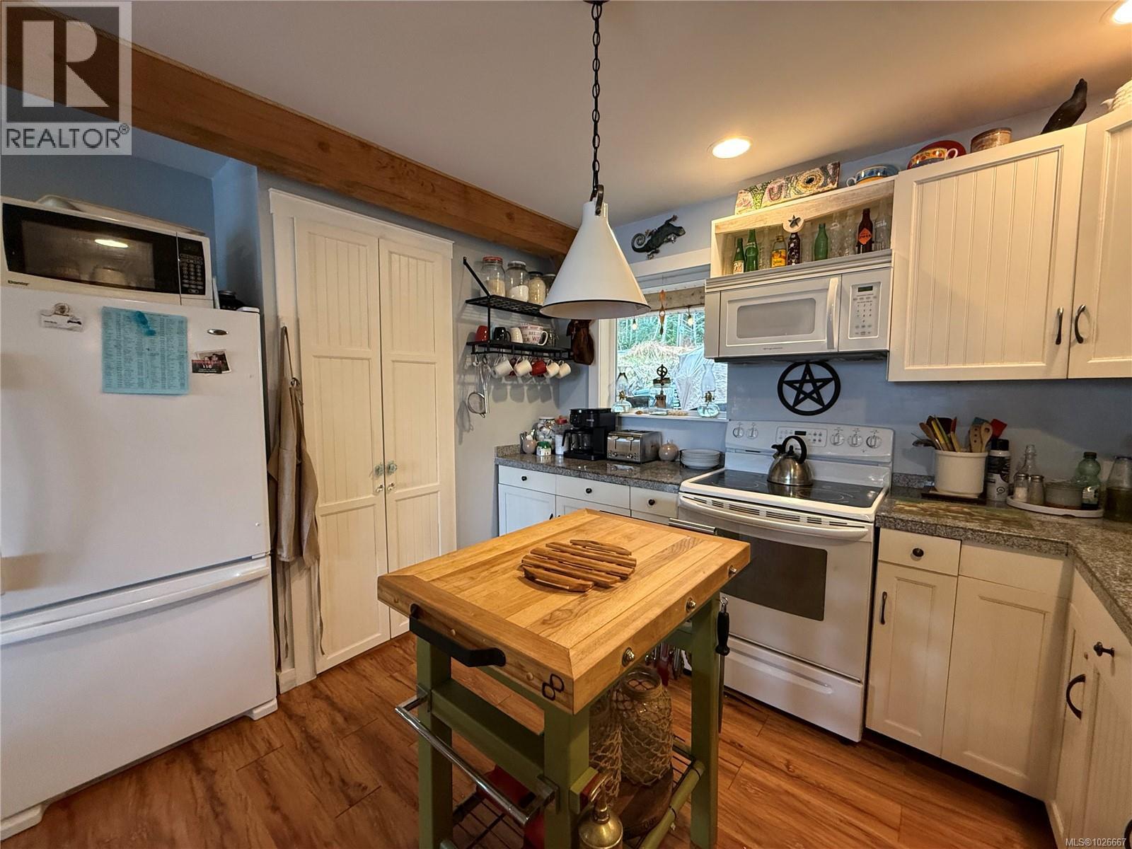 435 Quatsino Rd - 4