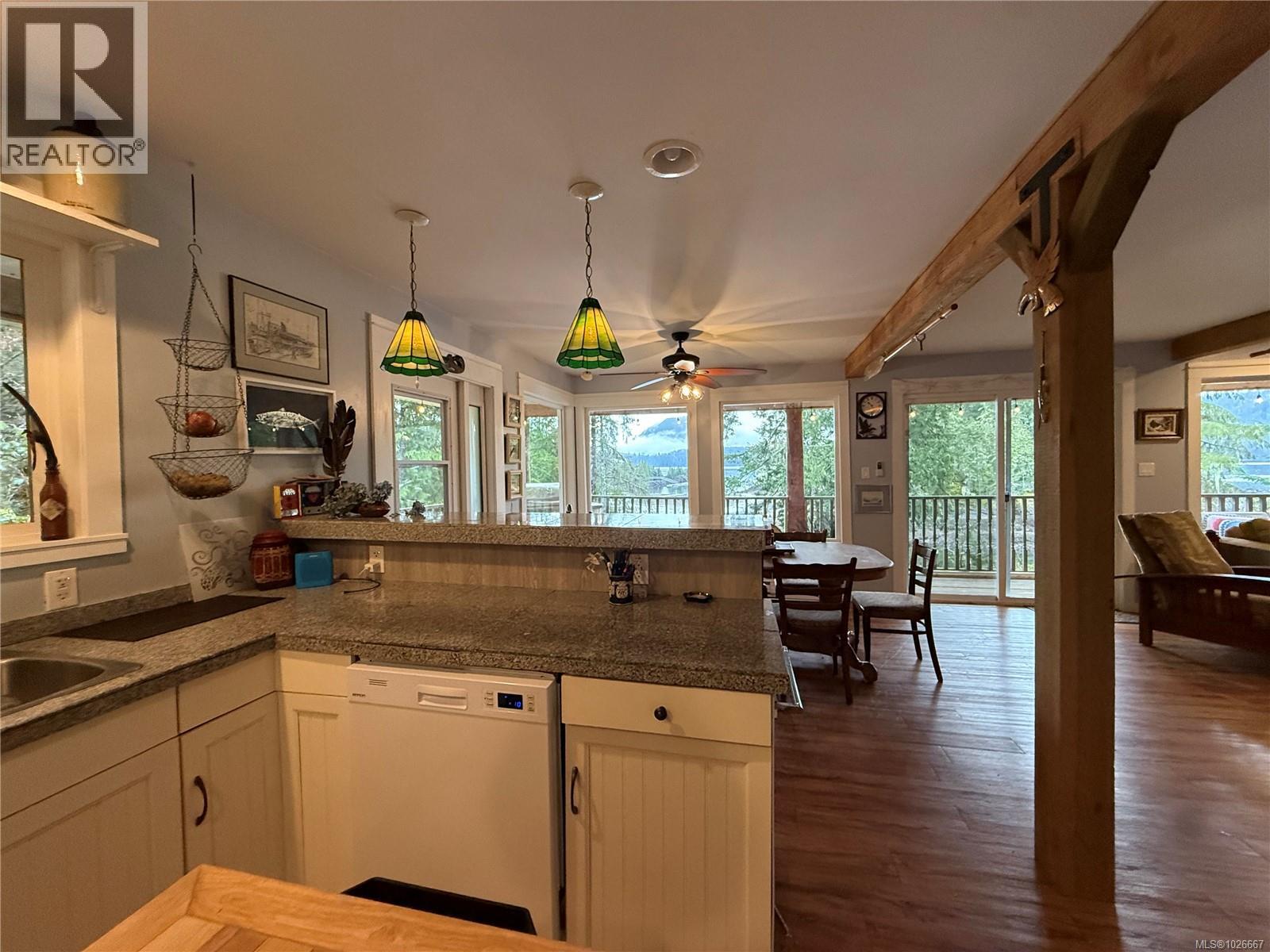 435 Quatsino Rd - 6