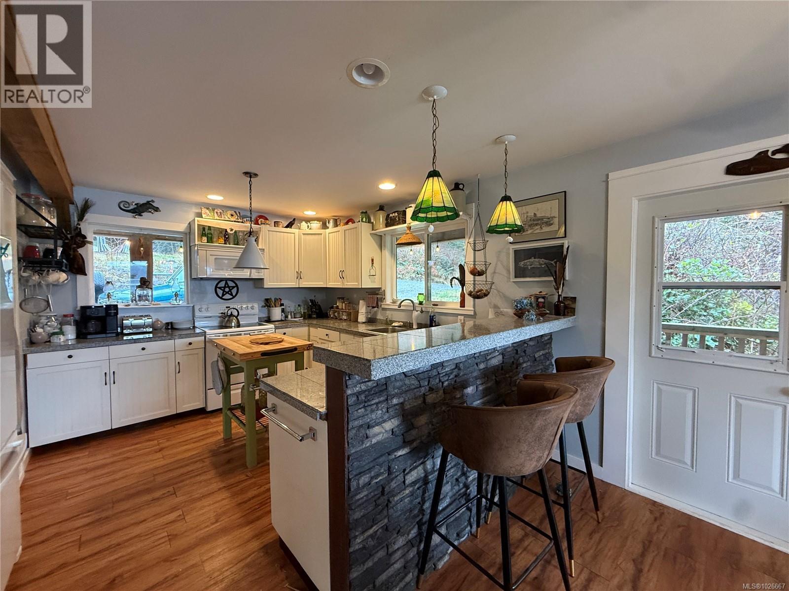 435 Quatsino Rd - 8