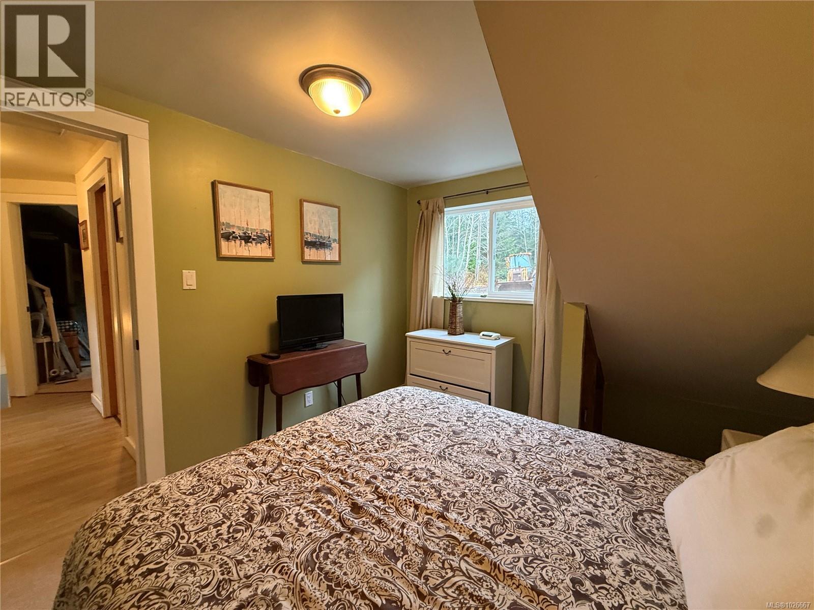 435 Quatsino Rd - 24