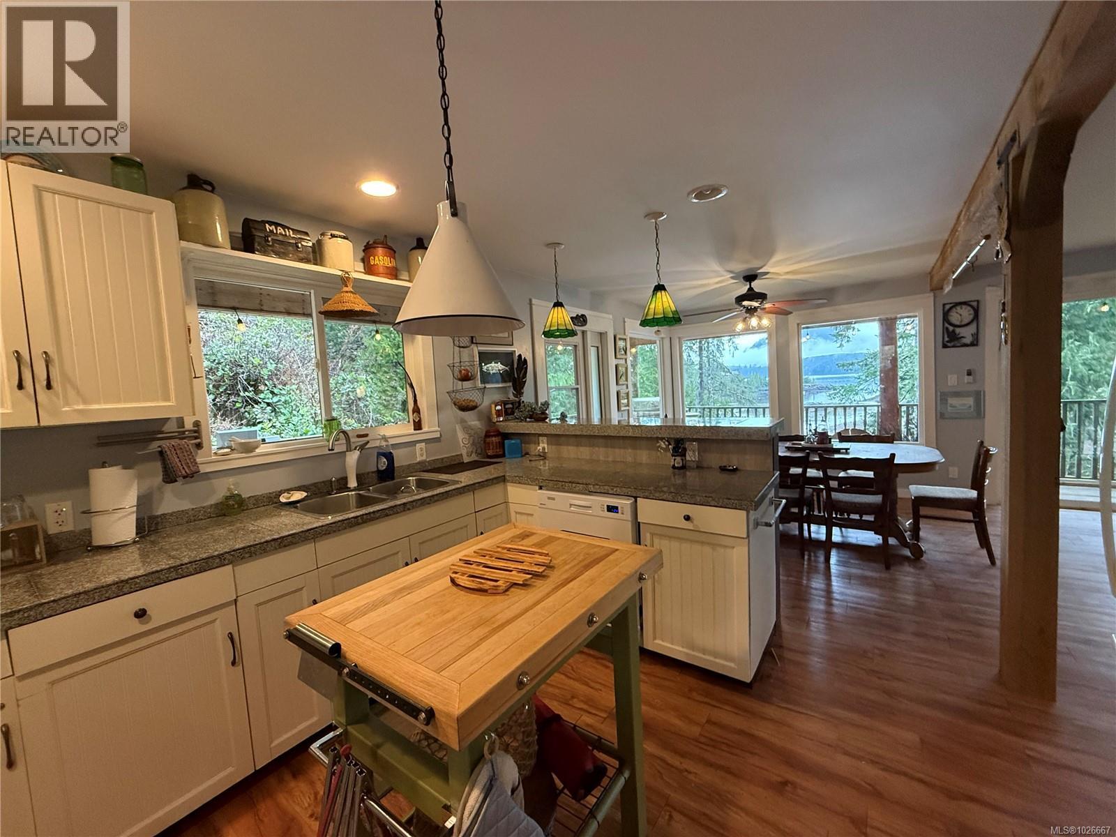 435 Quatsino Rd - 5