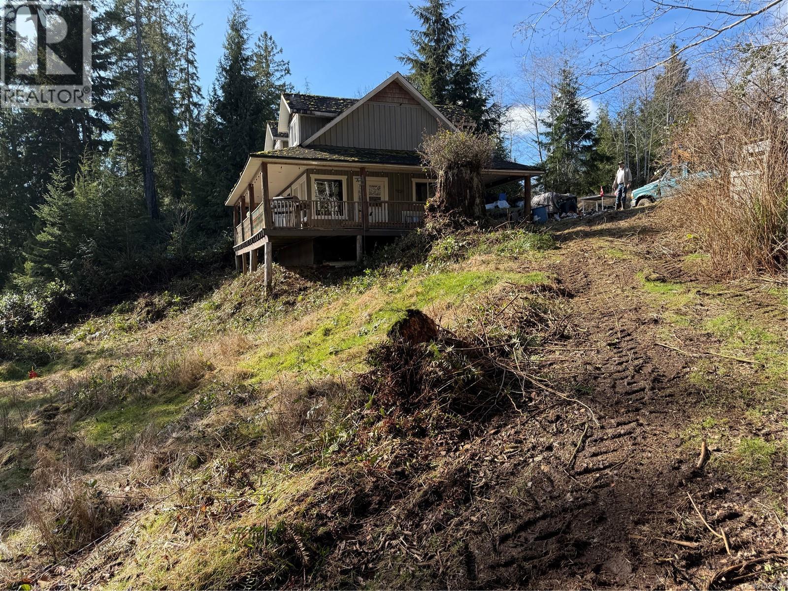 435 Quatsino Rd - 38