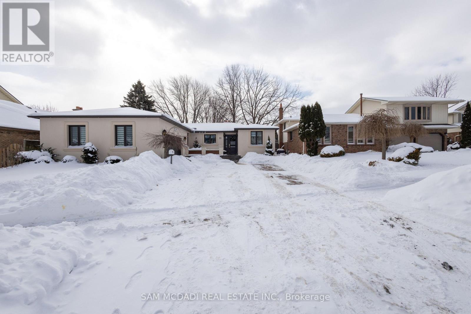 12 CHEVAL DRIVE - Main photo, Grimsby (Grimsby Beach), Ontario