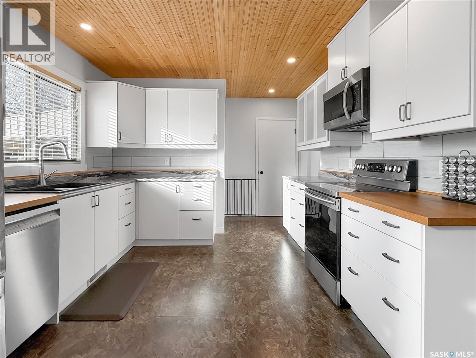 426 15th AVENUE NE - Photo 4 of 29, Swift Current, Saskatchewan